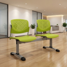 Banca de espera doble color verde con respaldo perforado y diseño moderno, estructura metálica gris con base estable; asientos ergonómicos ideales para salas de espera en oficinas, clínicas o recepciones, en ambiente corporativo contemporáneo.
