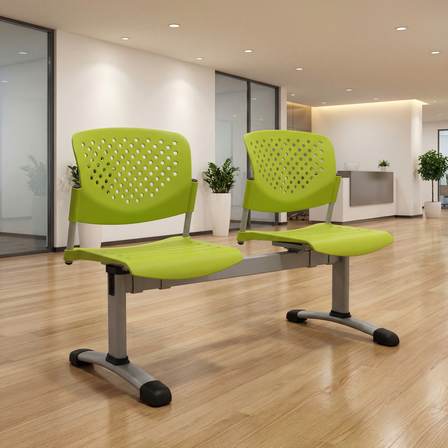 Banca de espera doble color verde con respaldo perforado y diseño moderno, estructura metálica gris con base estable; asientos ergonómicos ideales para salas de espera en oficinas, clínicas o recepciones, en ambiente corporativo contemporáneo.