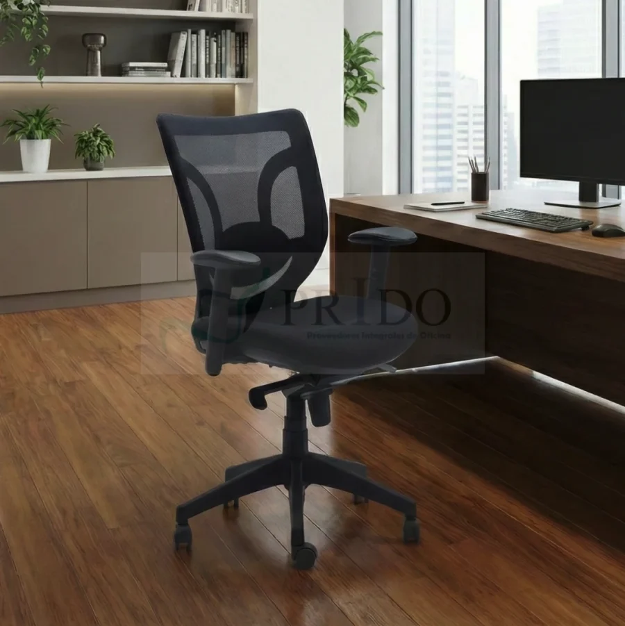 Silla ergonómica de oficina con respaldo de malla negra y apoyabrazos ajustables, ubicada frente a un escritorio de madera en una oficina moderna.