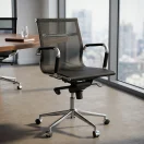 Silla de oficina de estilo ejecutivo con respaldo de malla negra, estructura cromada y base de cinco puntas con ruedas.