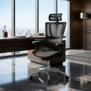Silla de oficina ergonómica negra con respaldo de malla, cabecero y base cromada en oficina gerencial de lujo.
