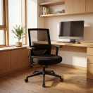 Silla de oficina ergonómica negra con respaldo de malla y ruedas en un estudio con muebles de madera.