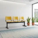 Banqueta amarilla de polipropileno en color amarillo ambientada en una sala de espera.