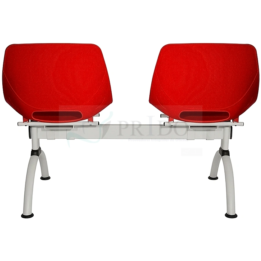Banqueta de 2 cuerpos color rojo vista posterior lateral con base metálica y patas fijas.