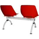 Banqueta de espera roja vista trasera que muestra el soporte metálico horizontal y respaldo curvo.