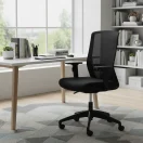 Silla Big Boss ergonómica negra con respaldo de malla en oficina moderna.