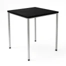 Mesa cuadrada negra, cubierta 70×70 cm y altura 72,5 cm, polipropileno y estructura metálica con pintura electrostática.