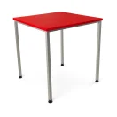Mesa cuadrada roja, cubierta 70×70 cm y altura 72,5 cm, polipropileno y estructura metálica con pintura electrostática.