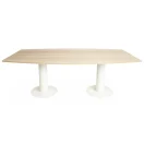 Mesa de juntas para 8 personas con pasacables integrados.