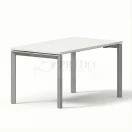 Mesa de oficina blanca con estructura metálica gris, diseño minimalista para estaciones de trabajo corporativas.