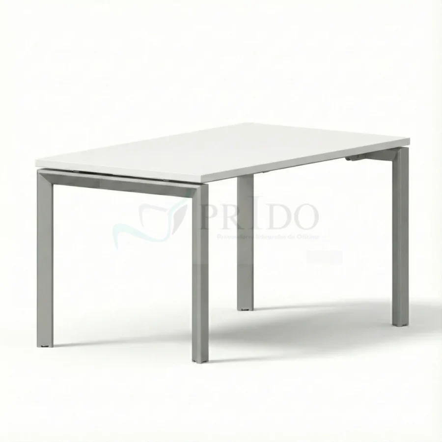 Mesa de oficina blanca con estructura metálica gris, diseño minimalista para estaciones de trabajo corporativas.