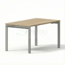 Mesa de oficina con cubierta color madera y base metálica gris, ideal para puestos de trabajo modernos.