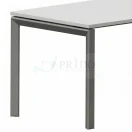 Detalle de fijación entre cubierta de melamina y estructura metálica de mesa de oficina.