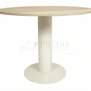 Mesa redonda pedestal Lua sobre fondo blanco, cubierta de melamina color madera clara y base pedestal metálica blanca, Prido.