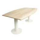 Mesa de reunión ovalada, tapa madera roble y base blanca de pedestal.