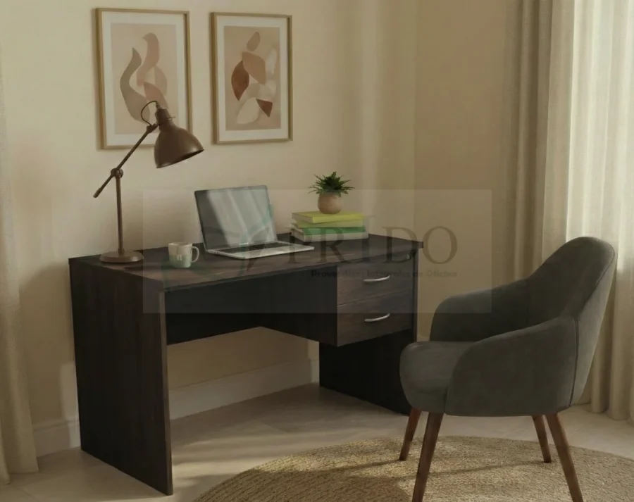 Escritorio de madera oscura con cajonera lateral y silla de oficina gris en habitación.