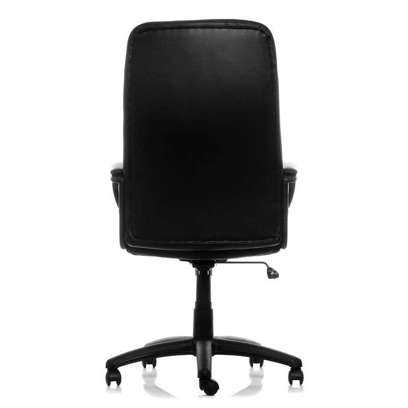 Sillón de cuero negro con respaldo alto y base de nylon con ruedas.