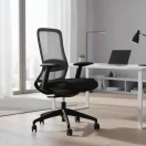 Silla de oficina malla gris ambientada para home office