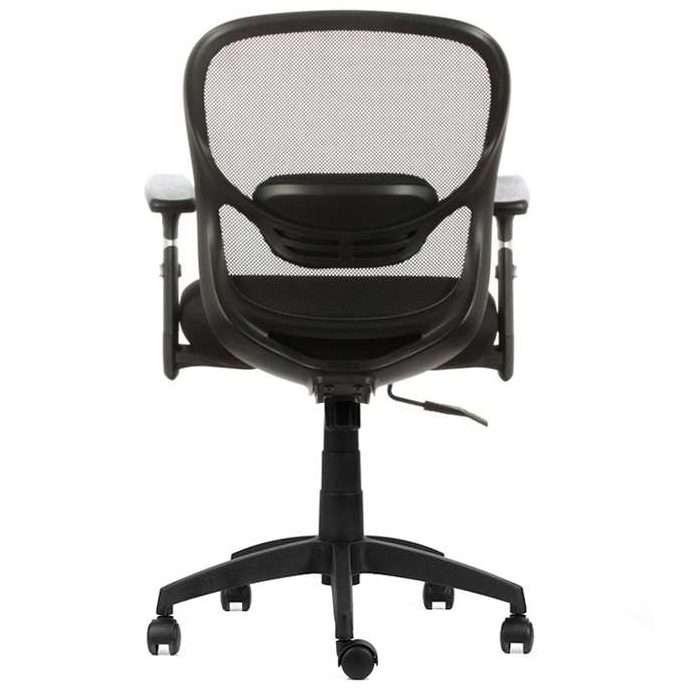 Silla operativa con respaldo de malla negra y asiento acolchado, vista trasera completa.