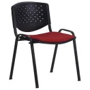 Mobiliario de oficina con silla de visita ergonómica de respaldo negro ventilado y asiento rojo.