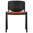 Silla de visita para sala de espera con respaldo de polipropileno perforado y asiento rojo frontal.