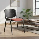 Silla de visita Prisma oficina fija con estructura metálica negra y asiento acolchado rojo vista de perfil.
