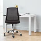 Imagen ambientada de Silla Operativa Cuba Base Cromada, sillas operativas para oficinas, espacios corporativos y home office en Chile.
