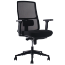 Silla ejecutiva de oficina tapizada en tela negra con respaldo ergonómico, apoyabrazos 3D y base estrella con ruedas.