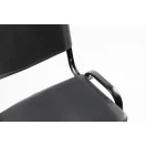 Detalle de silla de visita negra con asiento texturizado en plástico resistente y estructura metálica reforzada. Unión sólida entre respaldo y base, con apoyabrazos integrados que brindan mayor soporte. Diseño robusto ideal para uso intensivo en oficinas y espacios de alto tránsito.