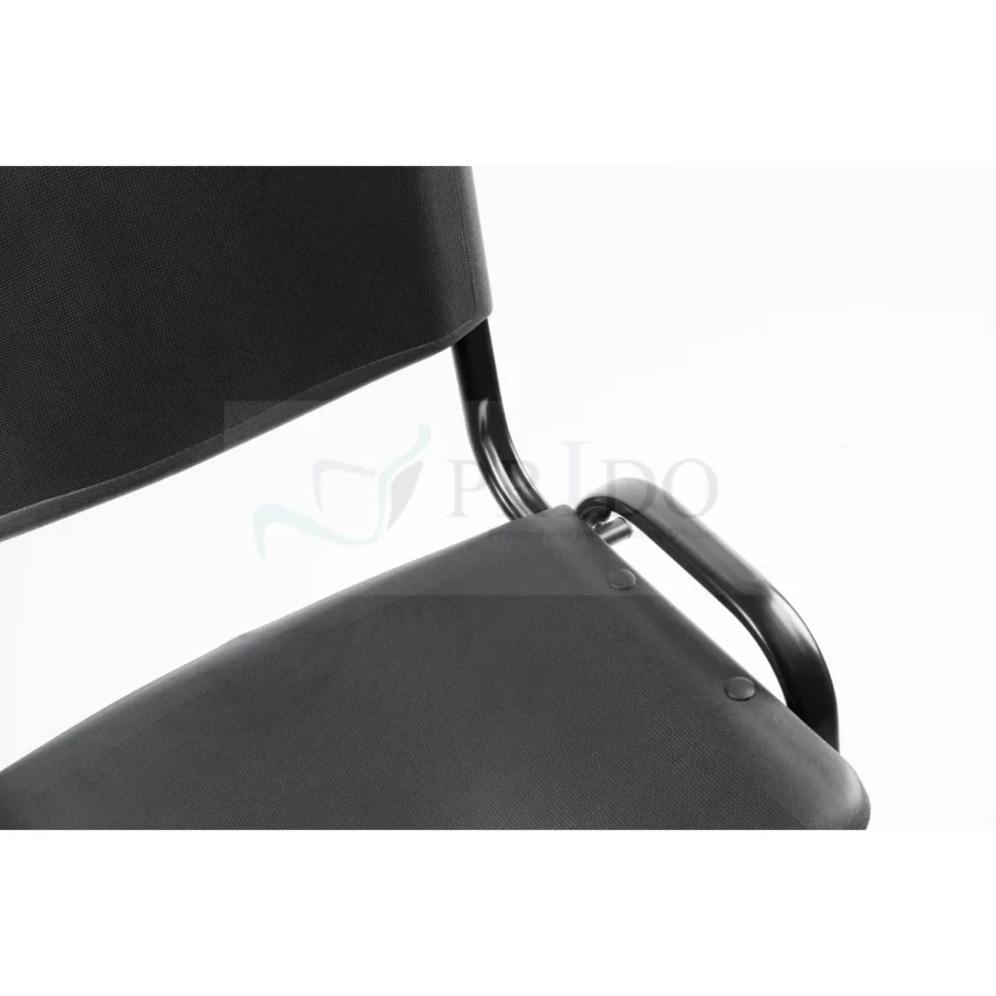 Detalle de silla de visita negra con asiento texturizado en plástico resistente y estructura metálica reforzada. Unión sólida entre respaldo y base, con apoyabrazos integrados que brindan mayor soporte. Diseño robusto ideal para uso intensivo en oficinas y espacios de alto tránsito.