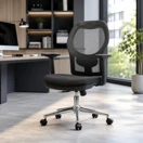 Silla ejecutiva Petra negra con respaldo de malla transpirable y base cromada, en oficina moderna oscura con escritorio gris, monitor y ventanal con vegetación, Prido Chile