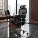 Silla de oficina Austria ergonómica con respaldo de malla negra, cabecero y soporte lumbar en oficina moderna.