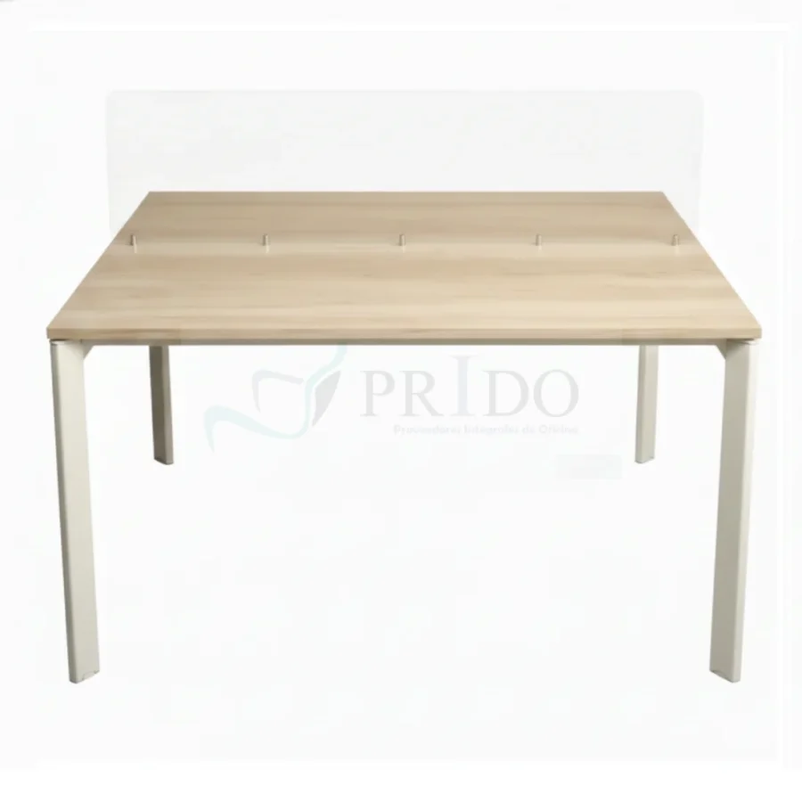 Estación de trabajo doble con estructura metálica blanca y separador transparente para oficinas.