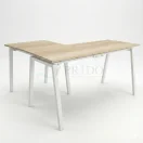 Escritorio en L modelo Enio con superficie de melamina tono madera natural y base metálica blanca de perfil cuadrado, vista frontal sobre fondo blanco.