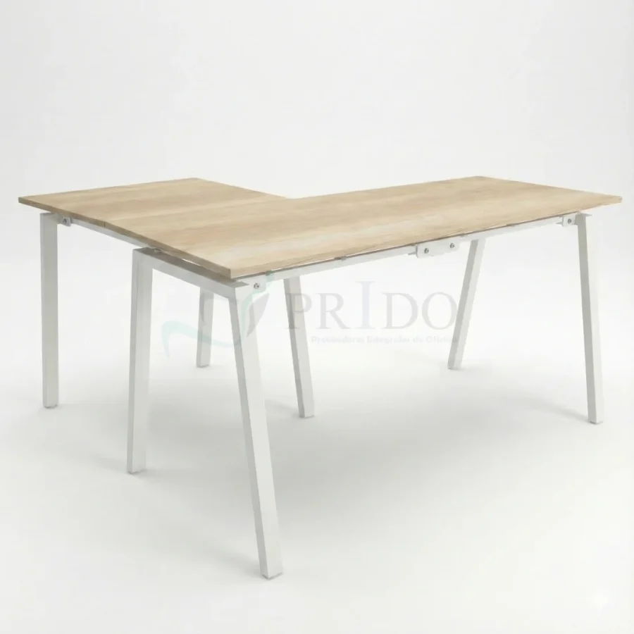 Escritorio en L modelo Enio con superficie de melamina tono madera natural y base metálica blanca de perfil cuadrado, vista frontal sobre fondo blanco.