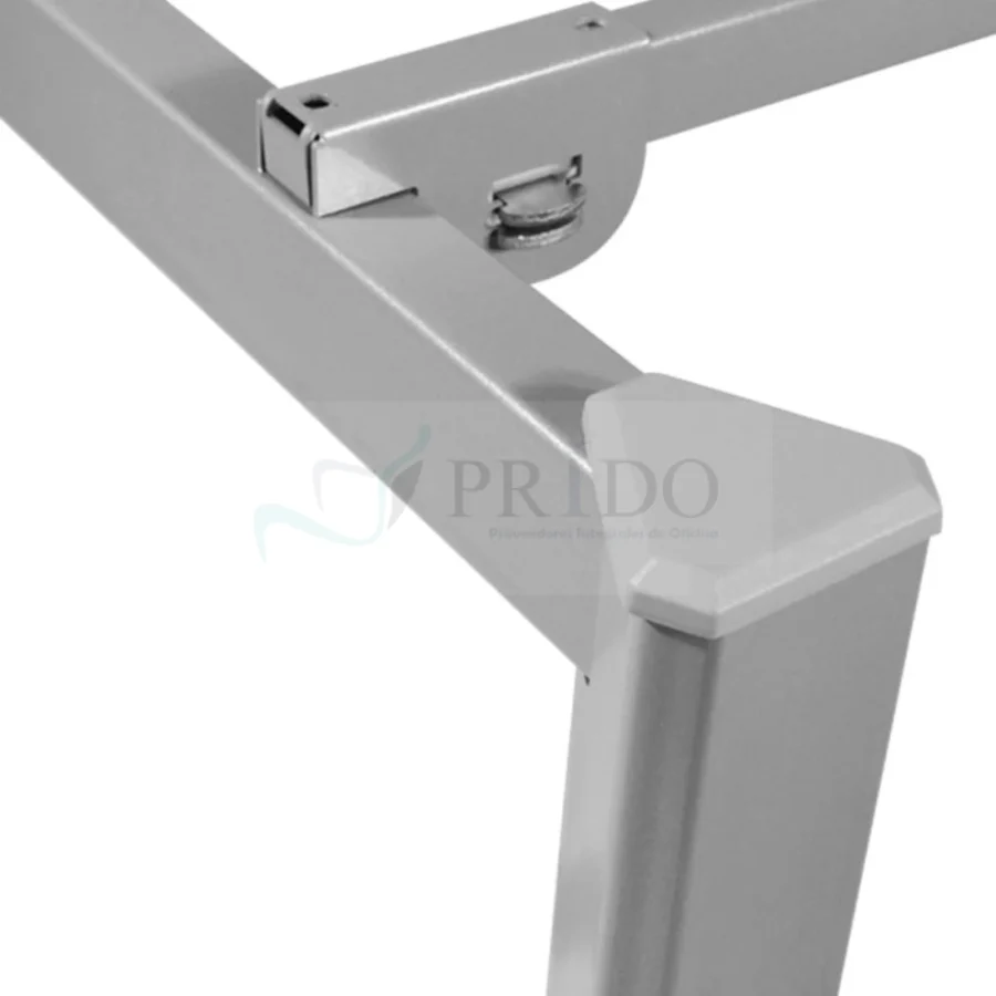 Estructura rubí de trabajo compartido con división acrílica y base metálica en oficina moderna.