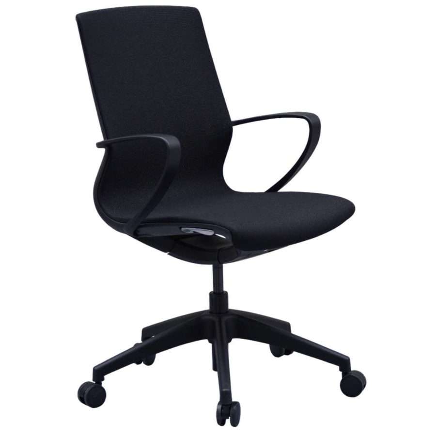 Silla de reunión negra con apoyabrazos fijos y base de 5 ruedas.