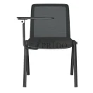 Silla Delta de training negra con mesa lateral y asiento acolchado.