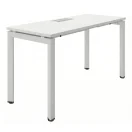 Escritorio de oficina blanco con estructura metálica y pasacables integrado, ideal para espacios modernos.