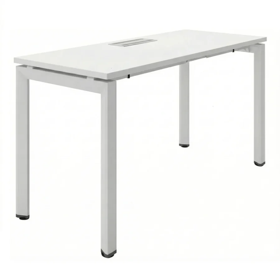 Escritorio de oficina blanco con estructura metálica y pasacables integrado, ideal para espacios modernos.