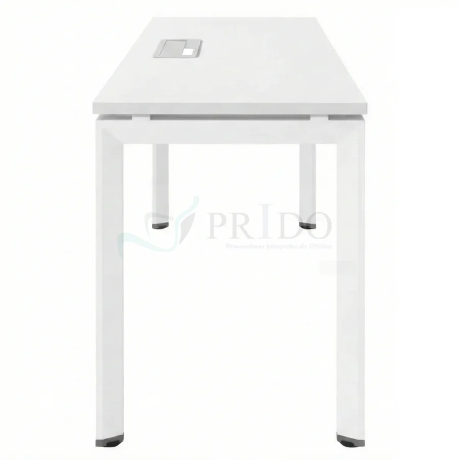 Mesa de trabajo blanca con diseño minimalista y patas rectas, equipada con apertura superior para gestión de cables.