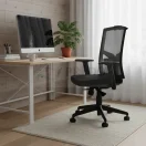 Silla de oficina negra con respaldo de malla y brazos ajustables en home office.