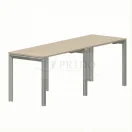 Mesa de reunión Hestia con cubierta tono acacia arena y estructura metálica gris, foto de estudio en fondo blanco.