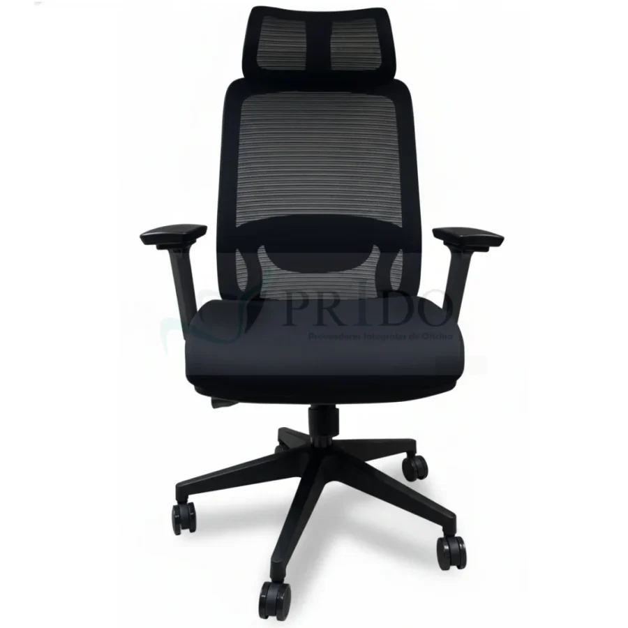 Silla ejecutiva Montreal vista de frente con asiento acolchado negro, respaldo alto de malla transpirable y cabezal ergonómico.