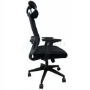 Vista lateral de la silla ergonómica Montreal negra, mostrando la curvatura del soporte lumbar ajustable y el perfil del reposacabezas.