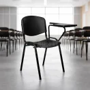 Silla universitaria negra en sala de clases con hileras de asientos desenfocados al fondo.