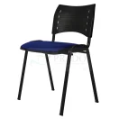Silla de oficina fija con asiento tapizado azul, respaldo negro ventilado y estructura metálica de cuatro patas.