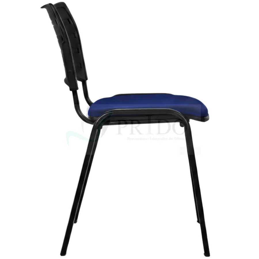 Perfil lateral de silla de oficina con asiento acolchado azul y respaldo ergonómico negro sobre estructura de metal.