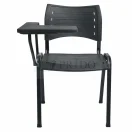 Silla universitaria negra con paleta para escribir de frente sobre estructura metálica resistente.