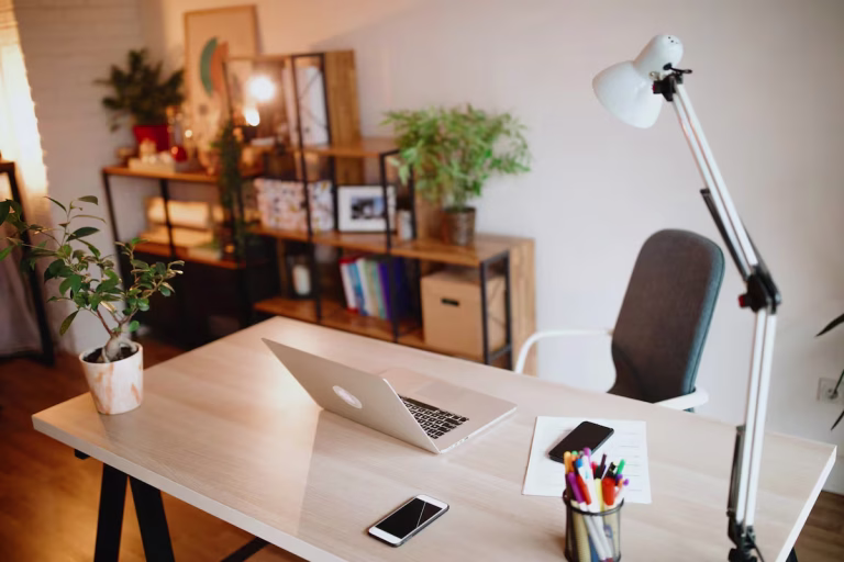 Análisis integral del diseño ergonómico y normativo para el teletrabajo en Chile: Guía técnica de sillas de oficina para espacios reducidos en el contexto habitacional de 2026